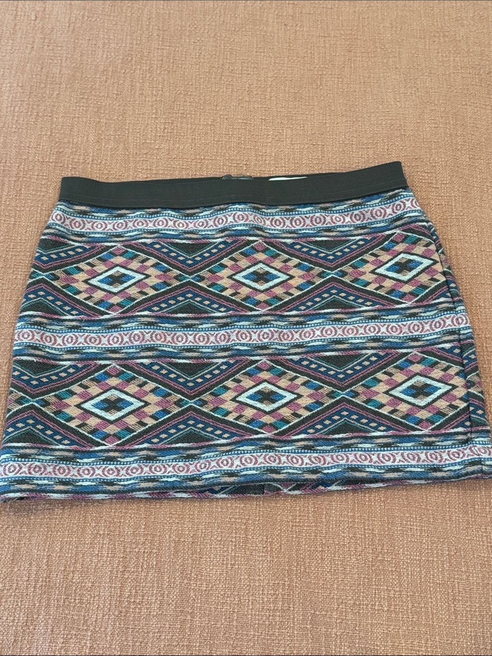 Wm’s mini skirt W30 and stretchy - southwest Aztec diamond Print